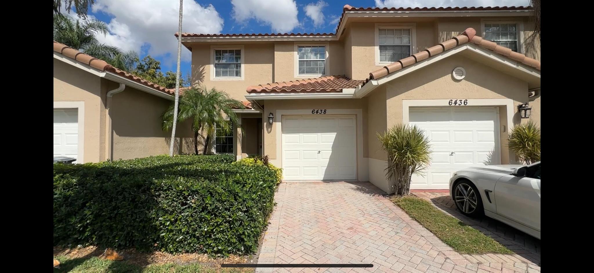 LOCATED IN THE COMMUNITY OF BOYNTON BEACH OASIS THIS THREE BEDROOM TWO AND A HALF ONE CAR GARAGE TOWNHOME FEATURES TILE ON MAIN LEVEL AND CARPET / VINYL FLOORING ON SECOND FLOOR. KITCHEN WITH STAINLESS APPLIANCES. MASTER WITH VAULTED CEILINGS. FULL SIZE WASHER / DRYER IN GARAGE. PARKING FOR TWO VEHICLES - ONE CAR GARAGE AND DRIVEWAY. SCREENED PATIO. COMMUNITY OFFERS A POOL. LOCATED NEAR SHOPPING DINING AND ENTERTAINMENT. PET FRIENDLY!
