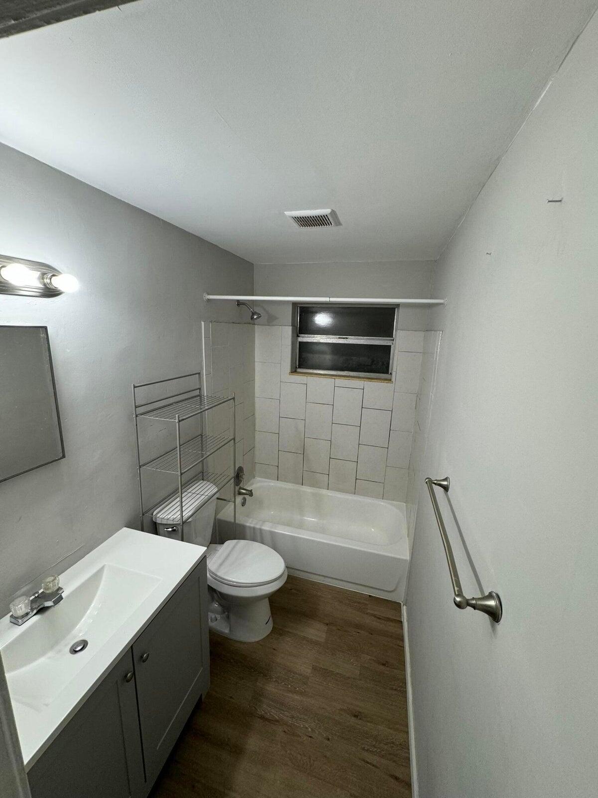 2/1 located near downtown WPB won't last! Move in ready! Unit size is approximate.
