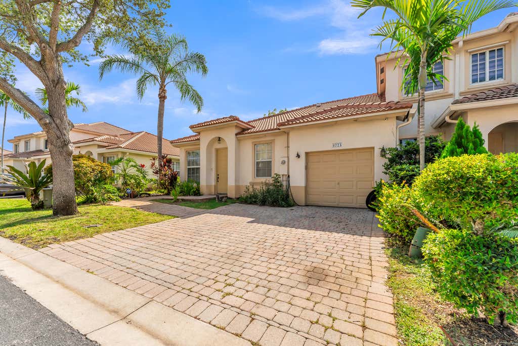 Photo of 1723 NW 78TH Way #1723, Pembroke Pines, FL 33024 (MLS # B26053546)
