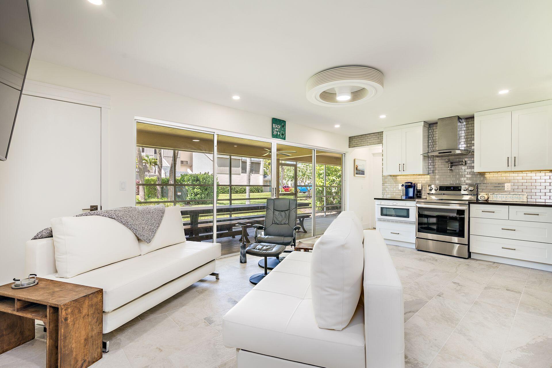 POOLSIDE VILLAS AT THE RACQUET CLUB CONDO FILE - Residential Lease