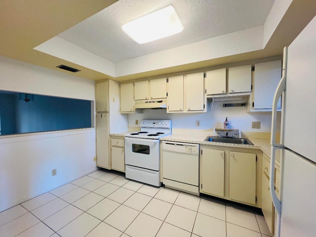 POINCIANA LAKES CONDO - Residential Lease