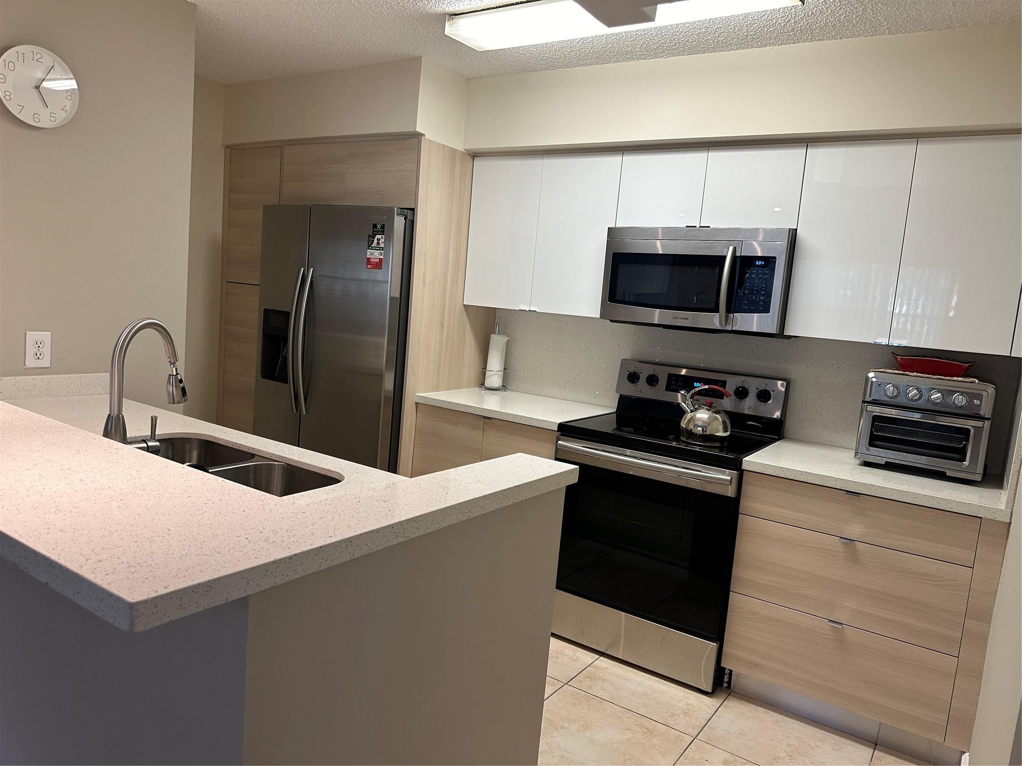 HOLLYWOOD PARC CONDOMINIU - Residential Lease