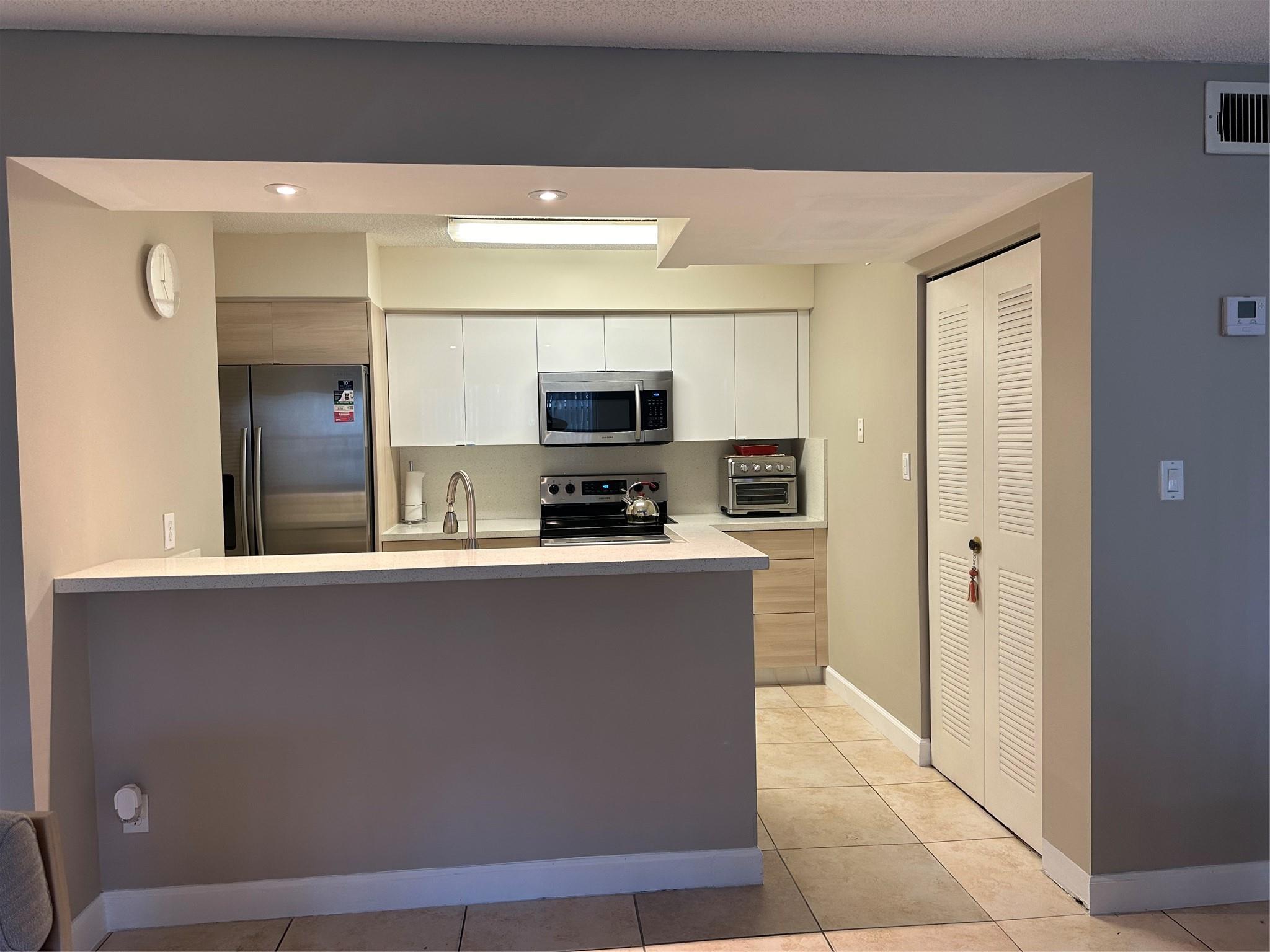 HOLLYWOOD PARC CONDOMINIU - Residential Lease