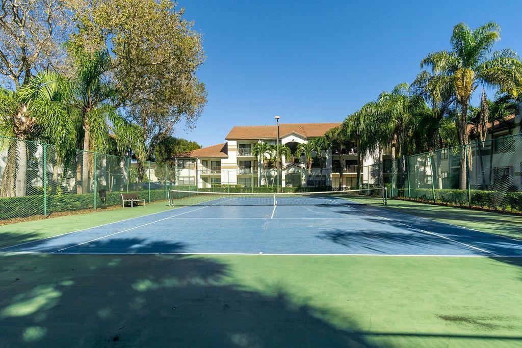 HOLLYWOOD PARC CONDOMINIU - Residential Lease