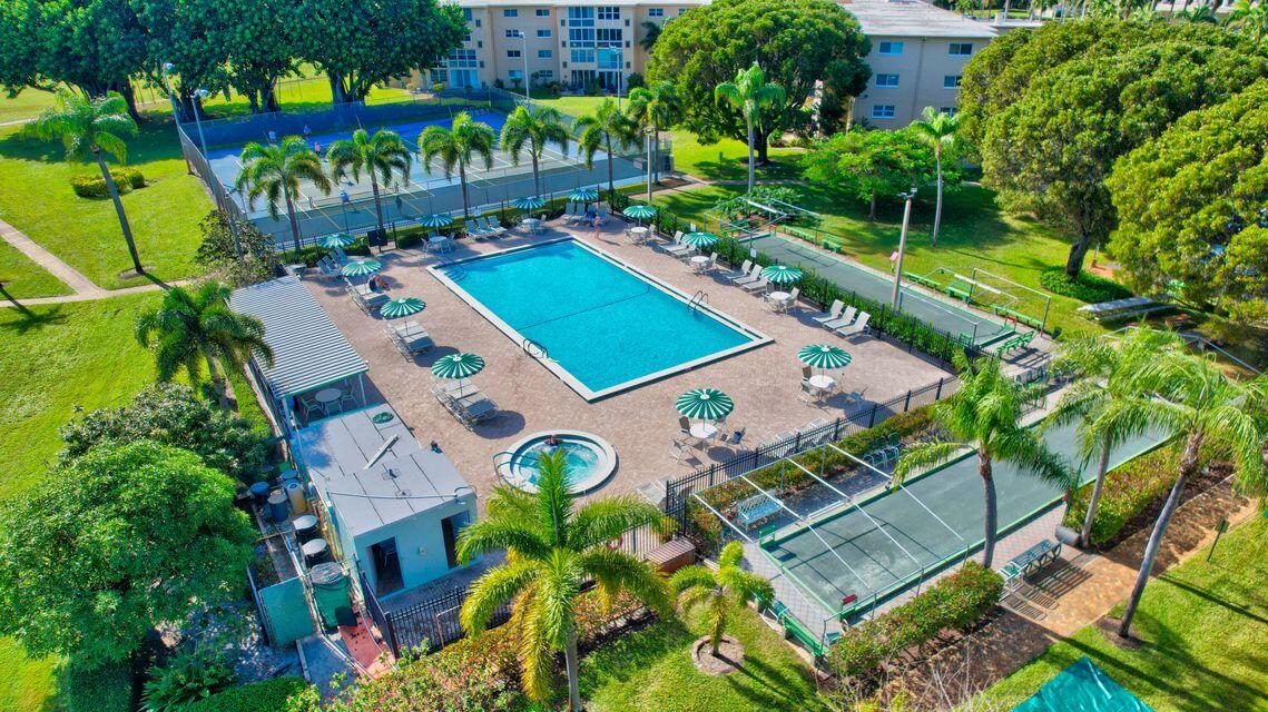 VILLAGE ROYALE ON THE GRE - Residential