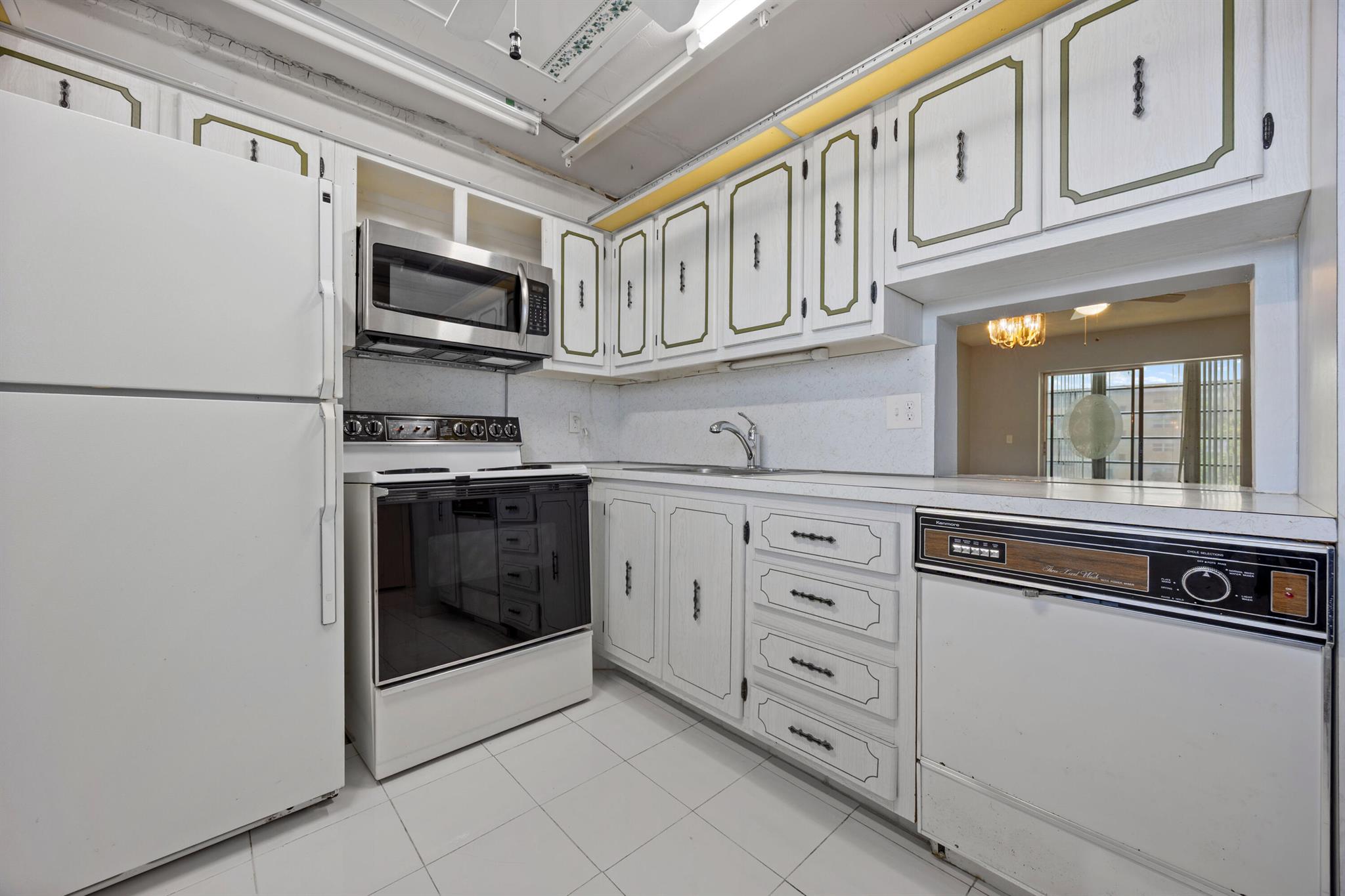 VILLAGE ROYALE ON THE GRE - Residential