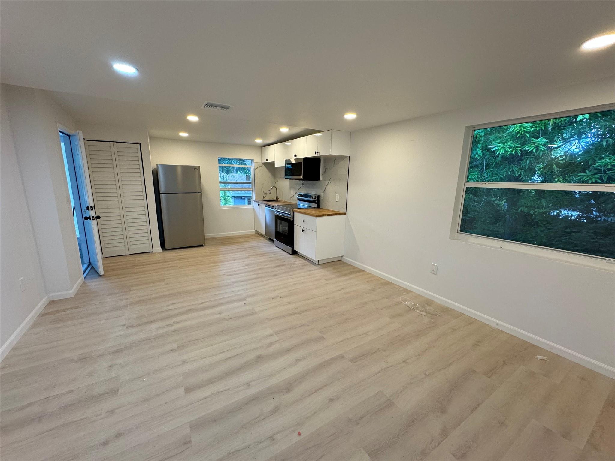This beautifully renovated 1-bedroom, 1-bathroom apartment offers modern living with high-end finishes throughout. Enjoy the convenience of an in-unit washer and dryer, perfect for added comfort. The updated kitchen and stylish bathroom create a cozy yet sophisticated space. Located in a prime area, this apartment is ideal for anyone seeking both luxury and convenience.