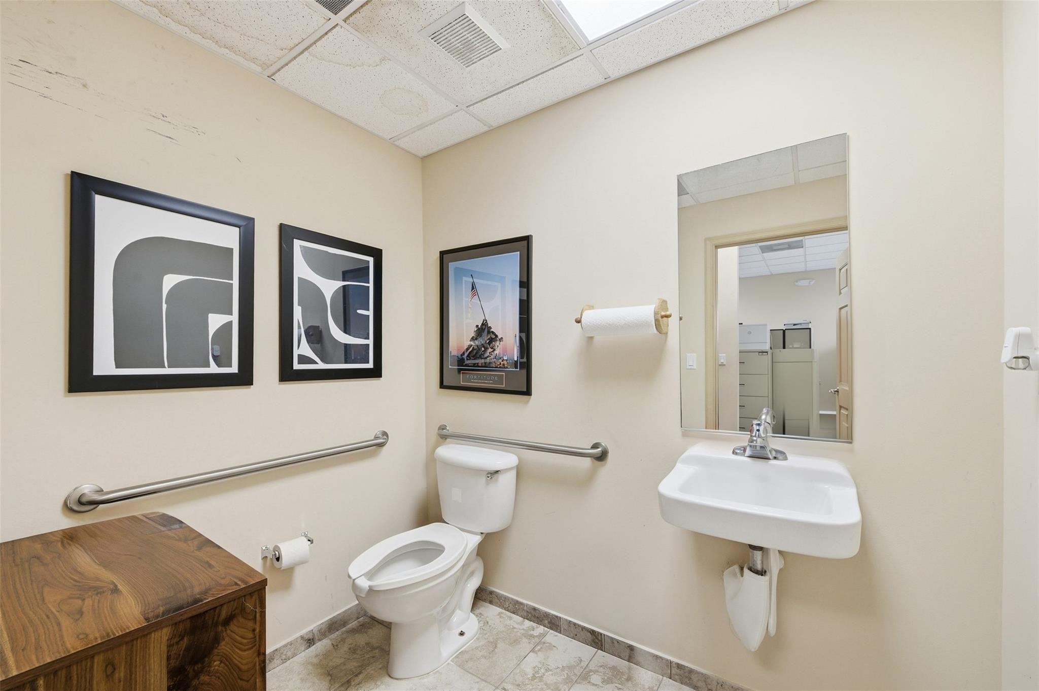 Main image without alt text