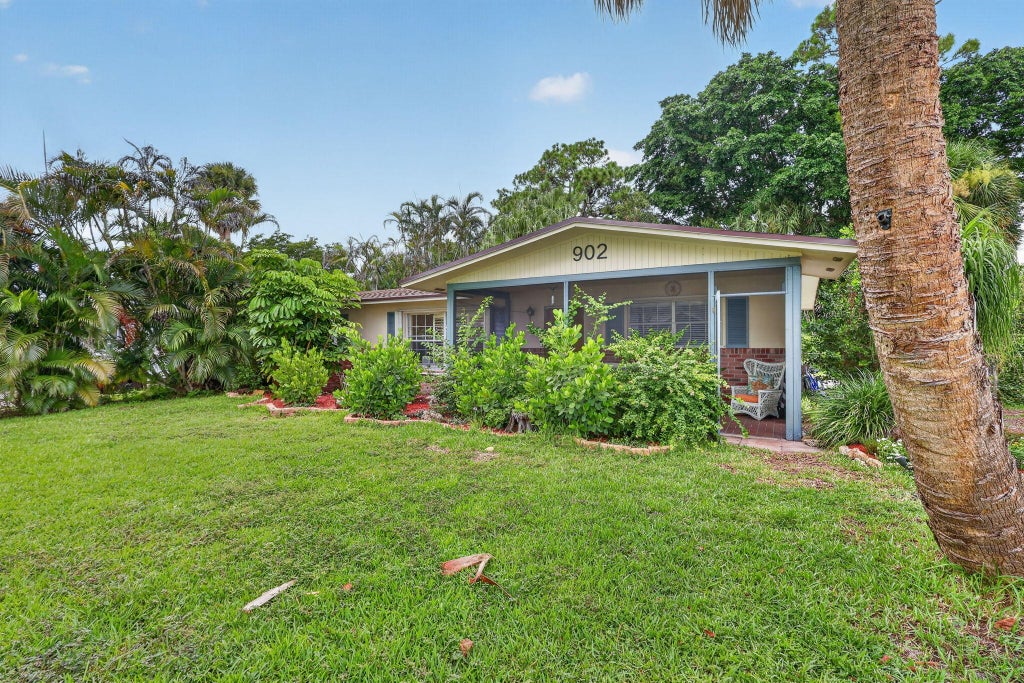 Photo of 902 SE OCEAN Avenue, Stuart, FL 34996 (MLS # B26058494)