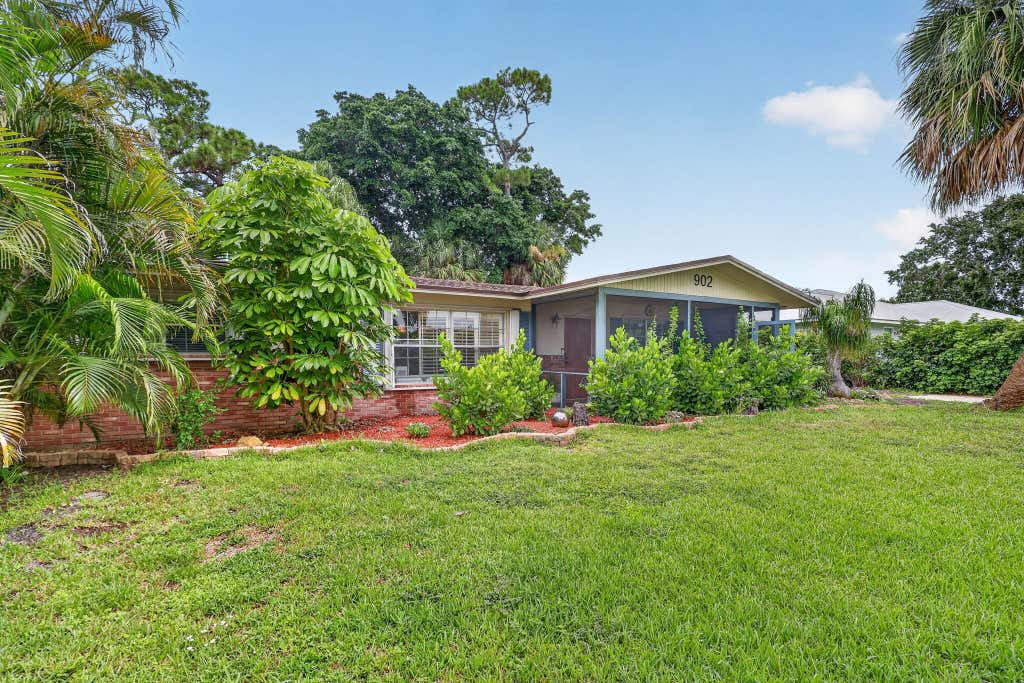 Photo of 902 SE OCEAN Avenue, Stuart, FL 34996 (MLS # B26058494)