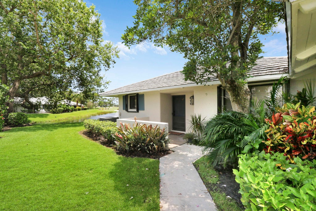 Photo of 815 Club Drive, Palm Beach Gardens, FL 33418 (MLS # R10973243)