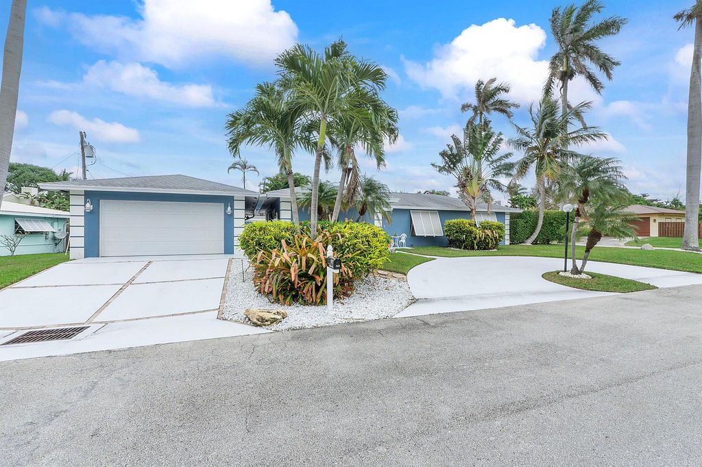 Photo of 3101 W Pierson Drive, Delray Beach, FL 33483 (MLS # R10946992)