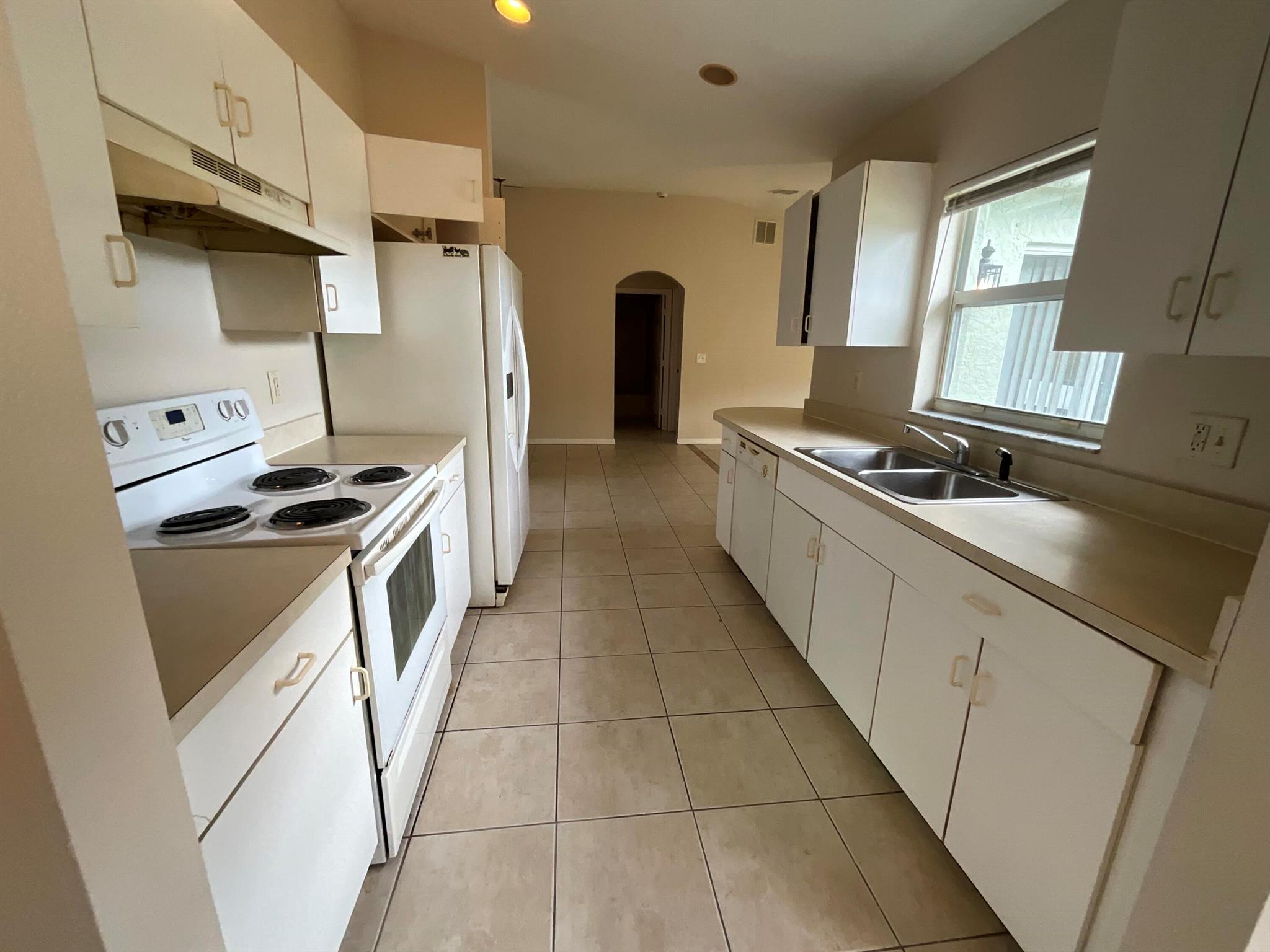 PORT ST LUCIE-SECTION 15- - Residential Lease