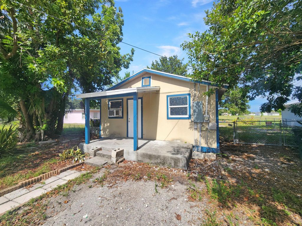 Photo of 1308 N 15th Street, Fort Pierce, FL 34950 (MLS # R11113998)