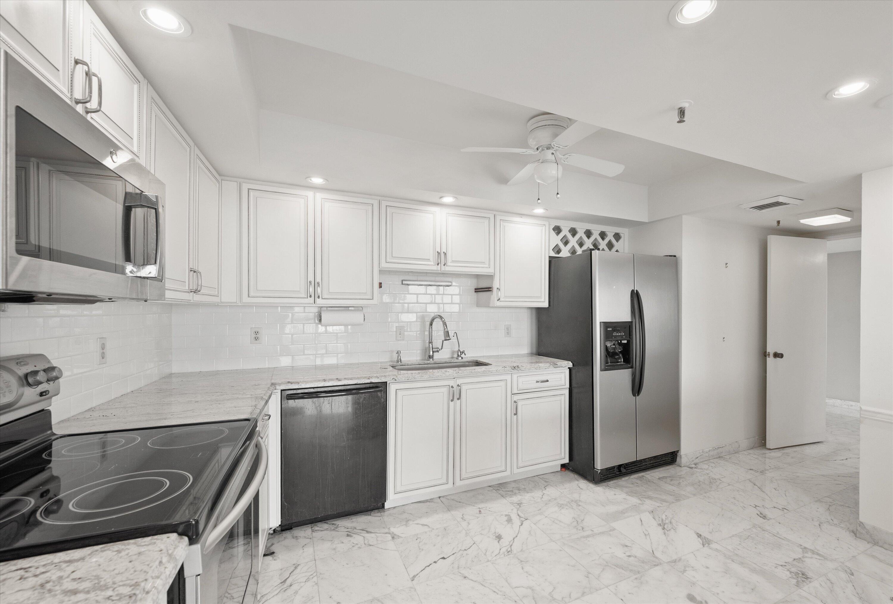 ENVOY COND DECL FILED 12-19-83 IN - Residential