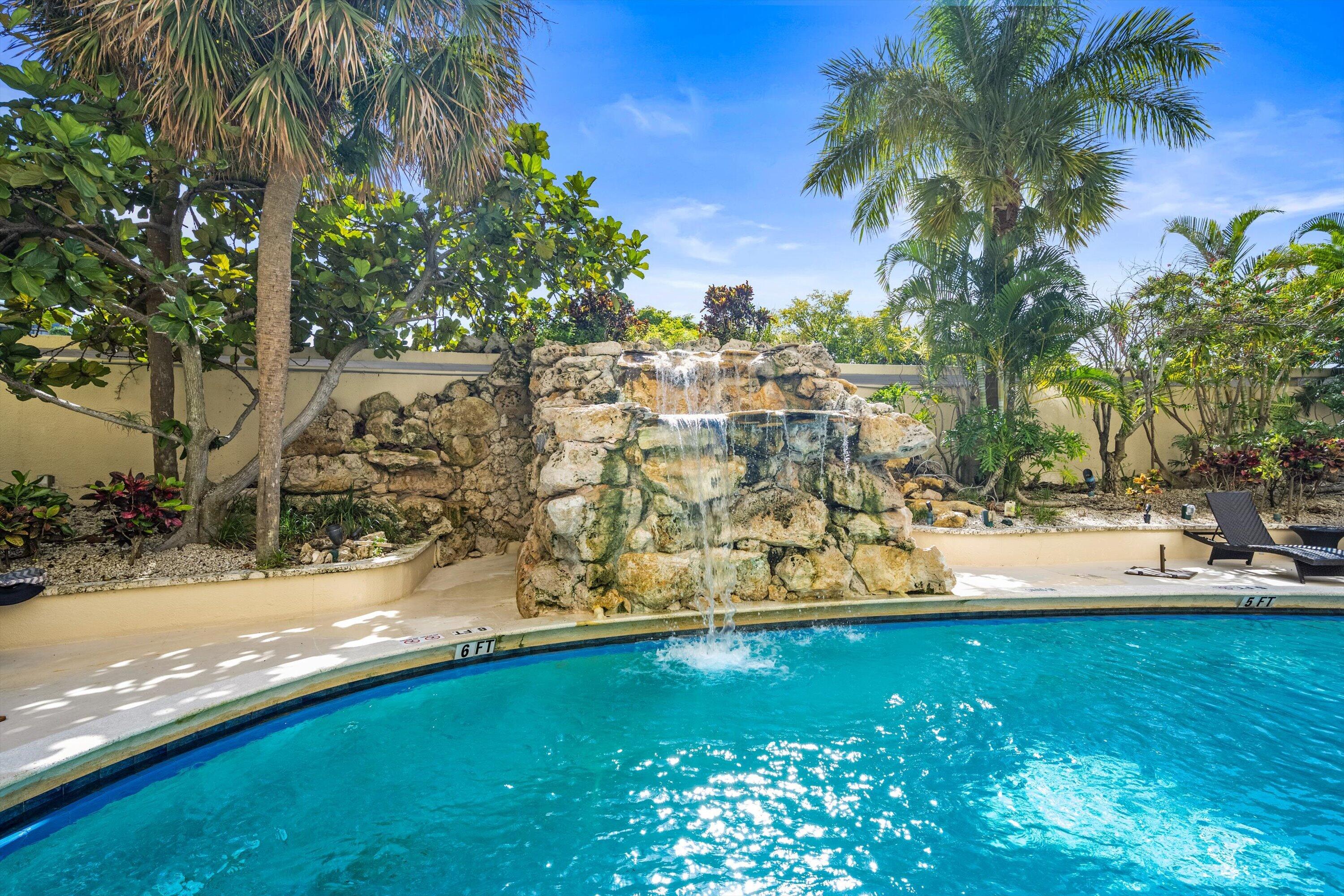 ENVOY COND DECL FILED 12-19-83 IN - Residential