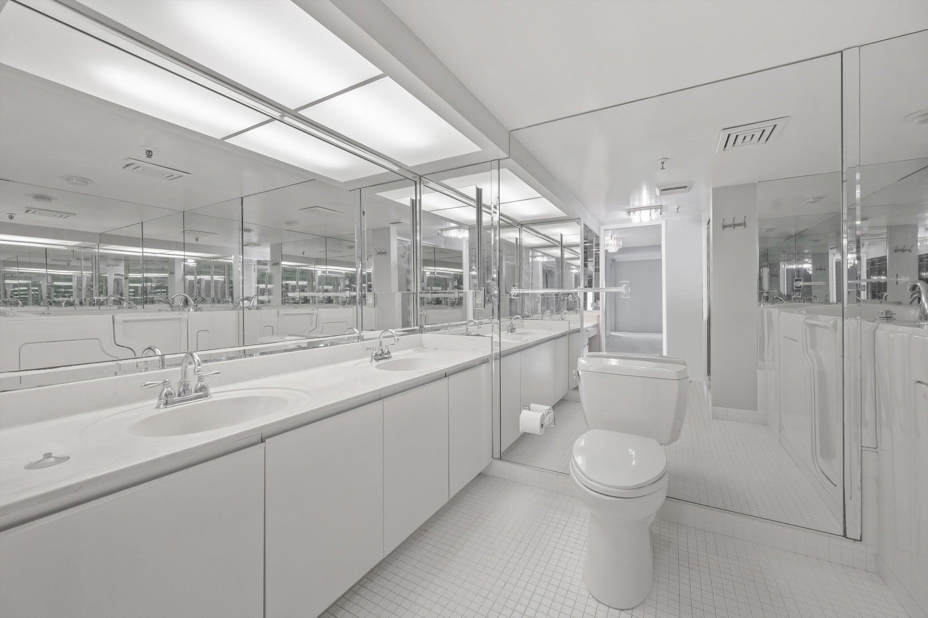 ENVOY COND DECL FILED 12-19-83 IN - Residential