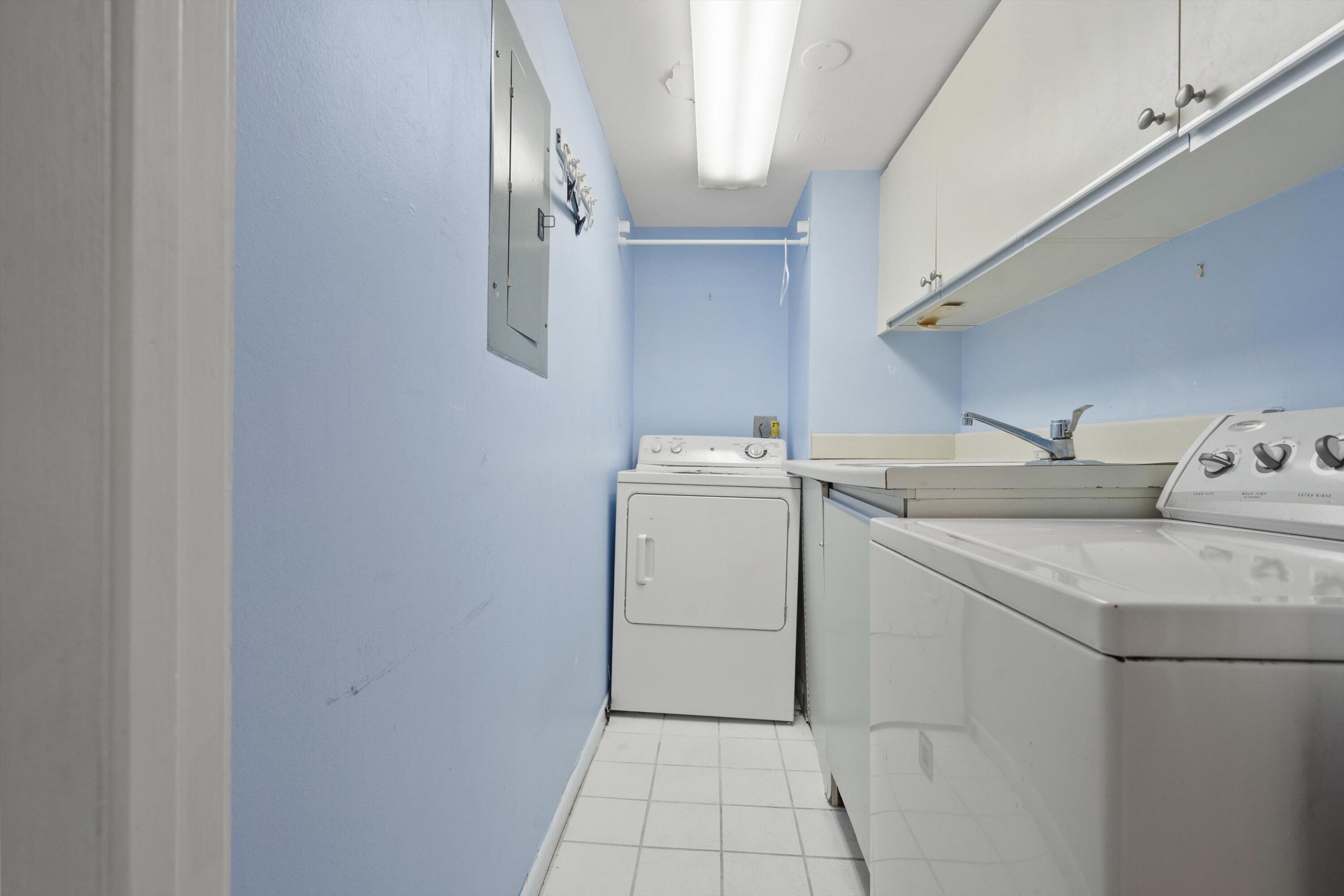 ENVOY COND DECL FILED 12-19-83 IN - Residential