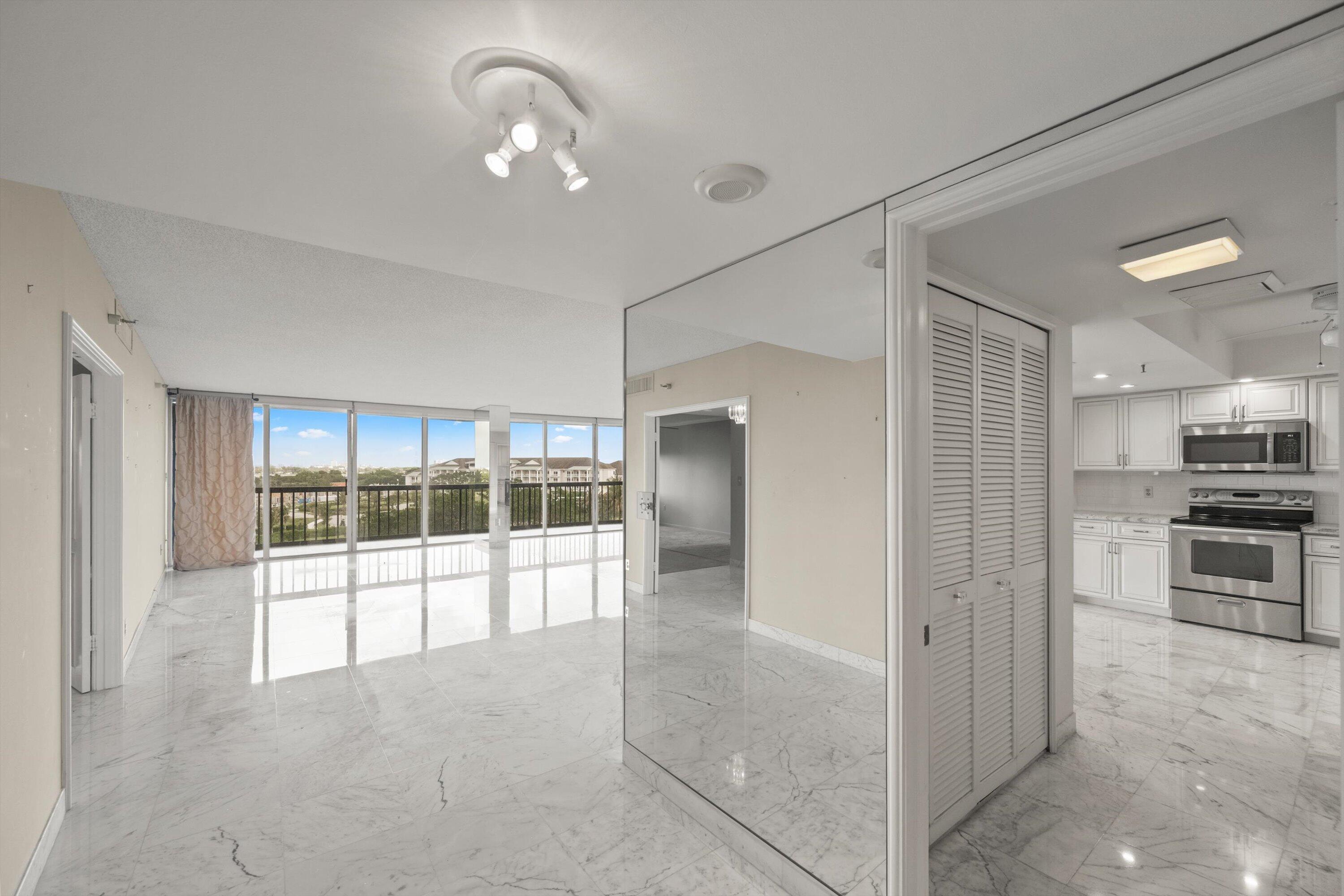 ENVOY COND DECL FILED 12-19-83 IN - Residential