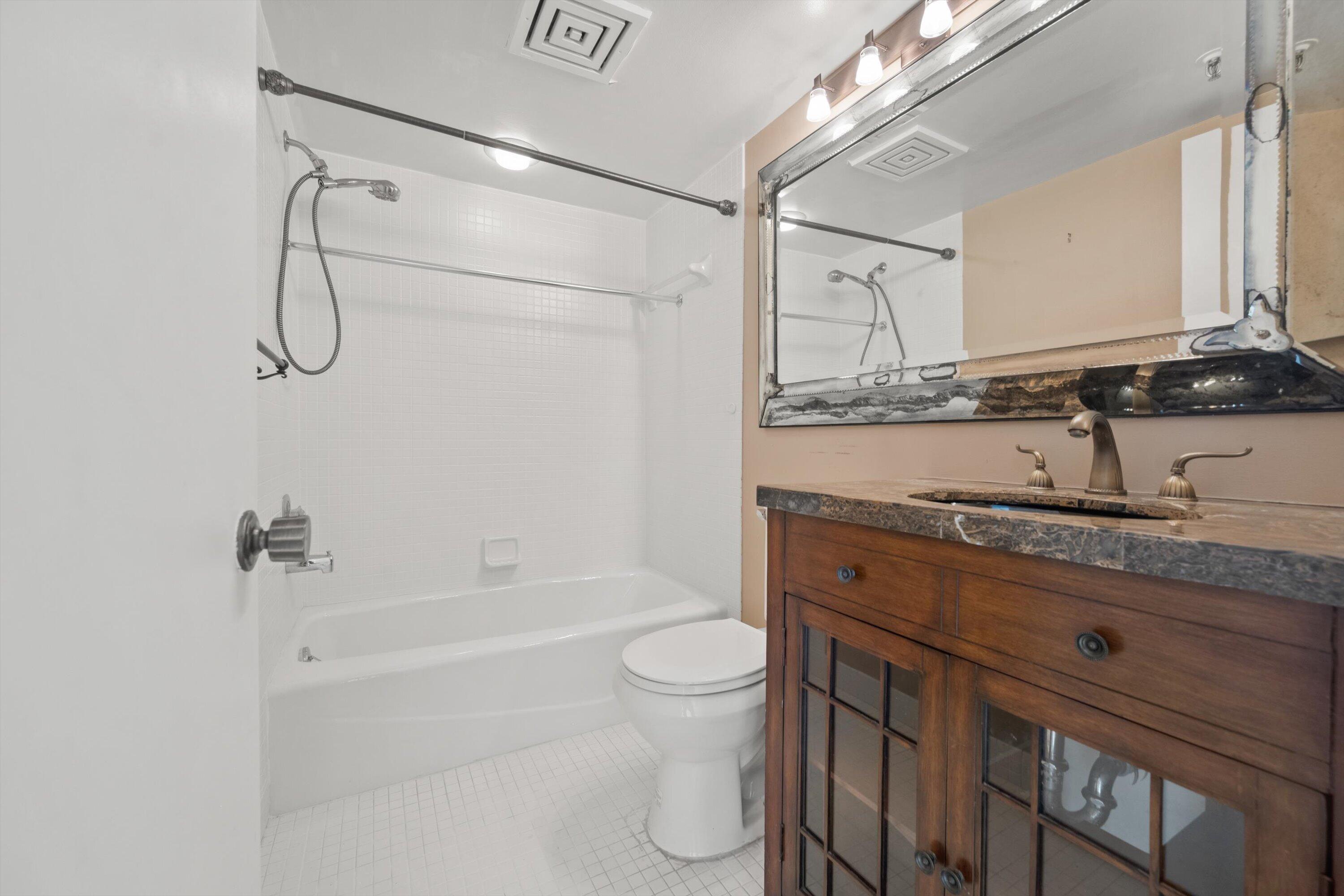 ENVOY COND DECL FILED 12-19-83 IN - Residential