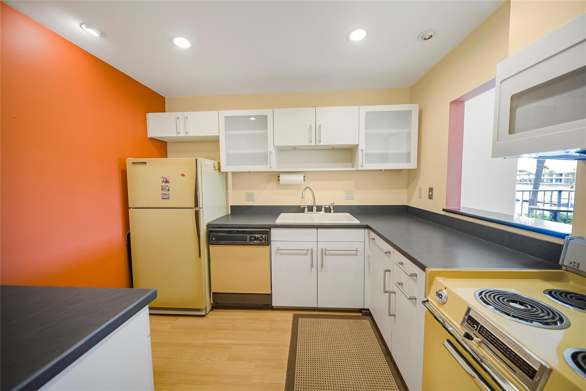 3105 NE 28th St 2B, Fort Lauderdale, FL, 33308/$299,000 10 3105 NE 28th St 2B