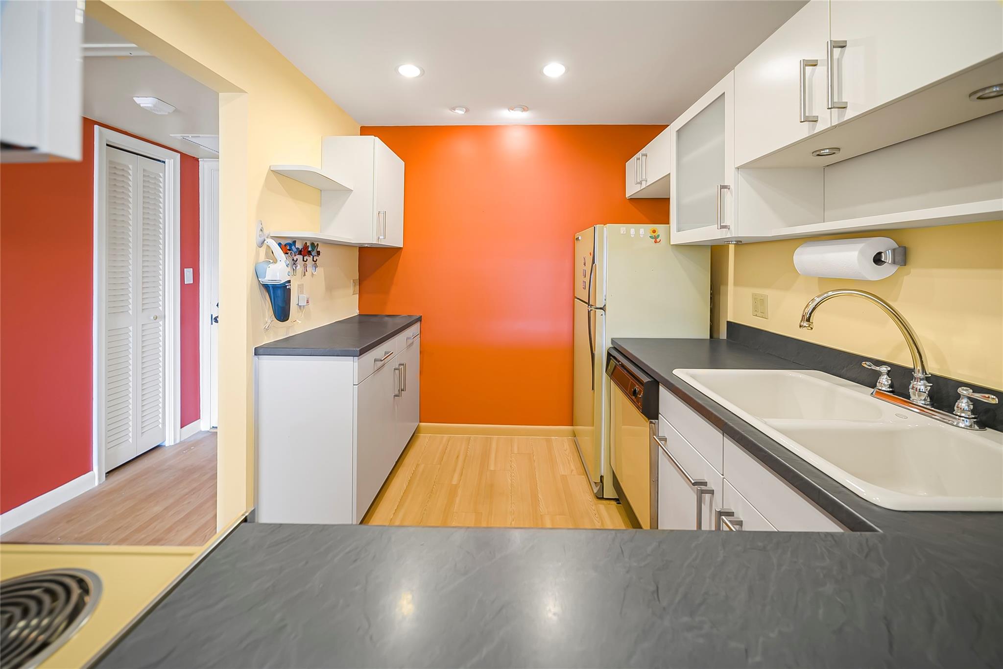 3105 NE 28th St 2B, Fort Lauderdale, FL, 33308/$299,000 8 3105 NE 28th St 2B