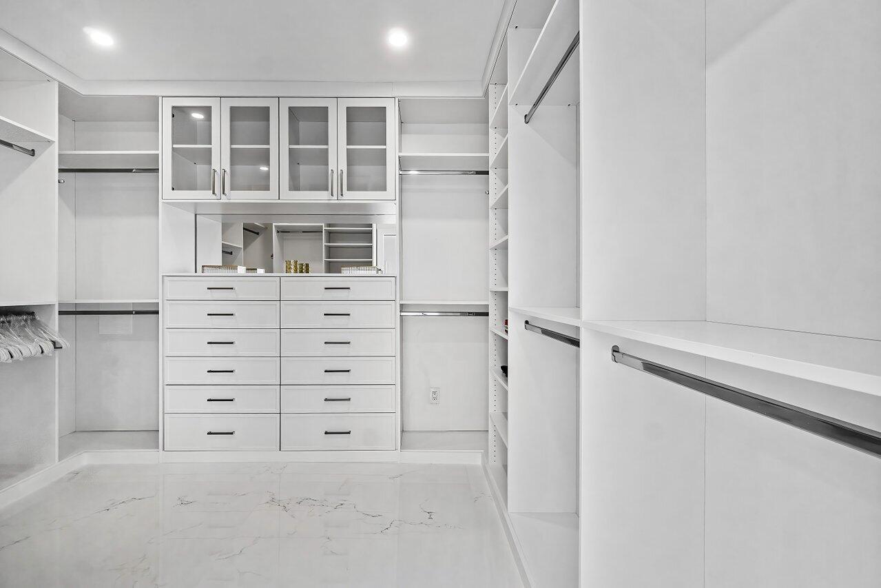 CARLYLE HOUSE CONDO - Residential