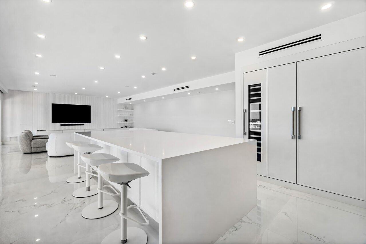 CARLYLE HOUSE CONDO - Residential