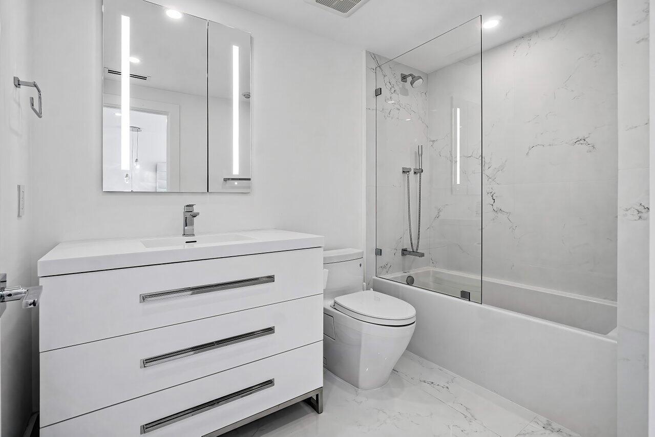 CARLYLE HOUSE CONDO - Residential