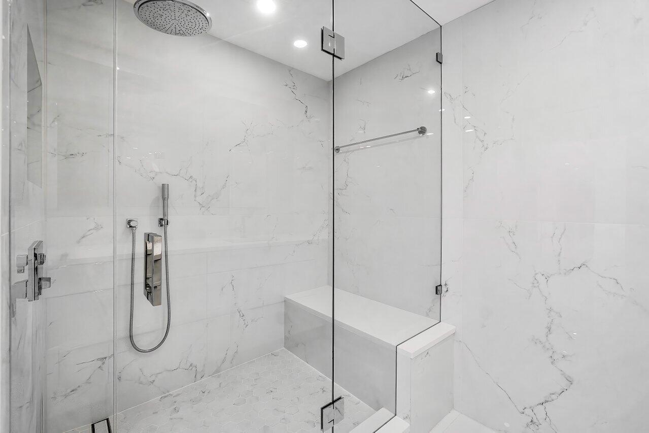 CARLYLE HOUSE CONDO - Residential