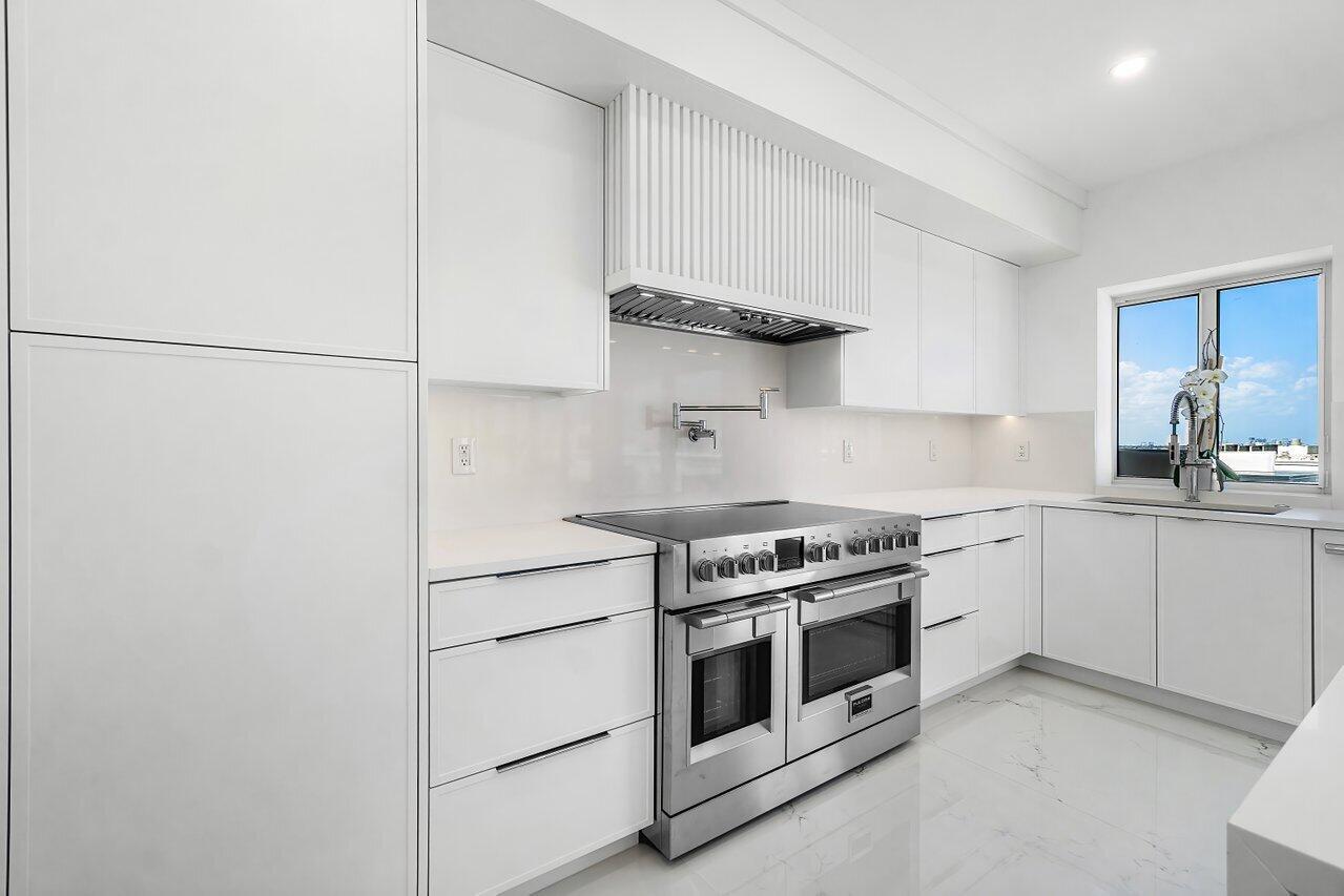 CARLYLE HOUSE CONDO - Residential