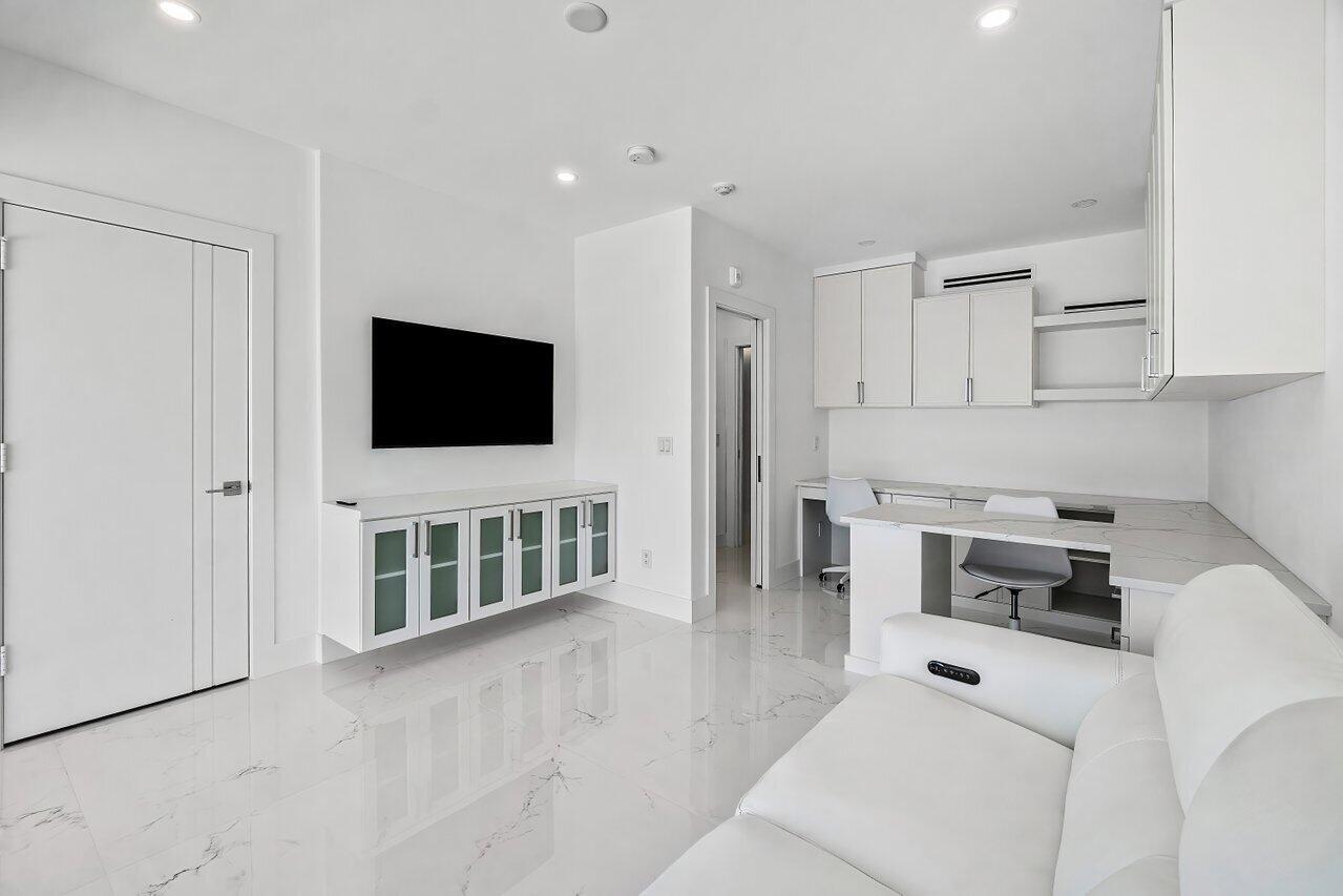 CARLYLE HOUSE CONDO - Residential