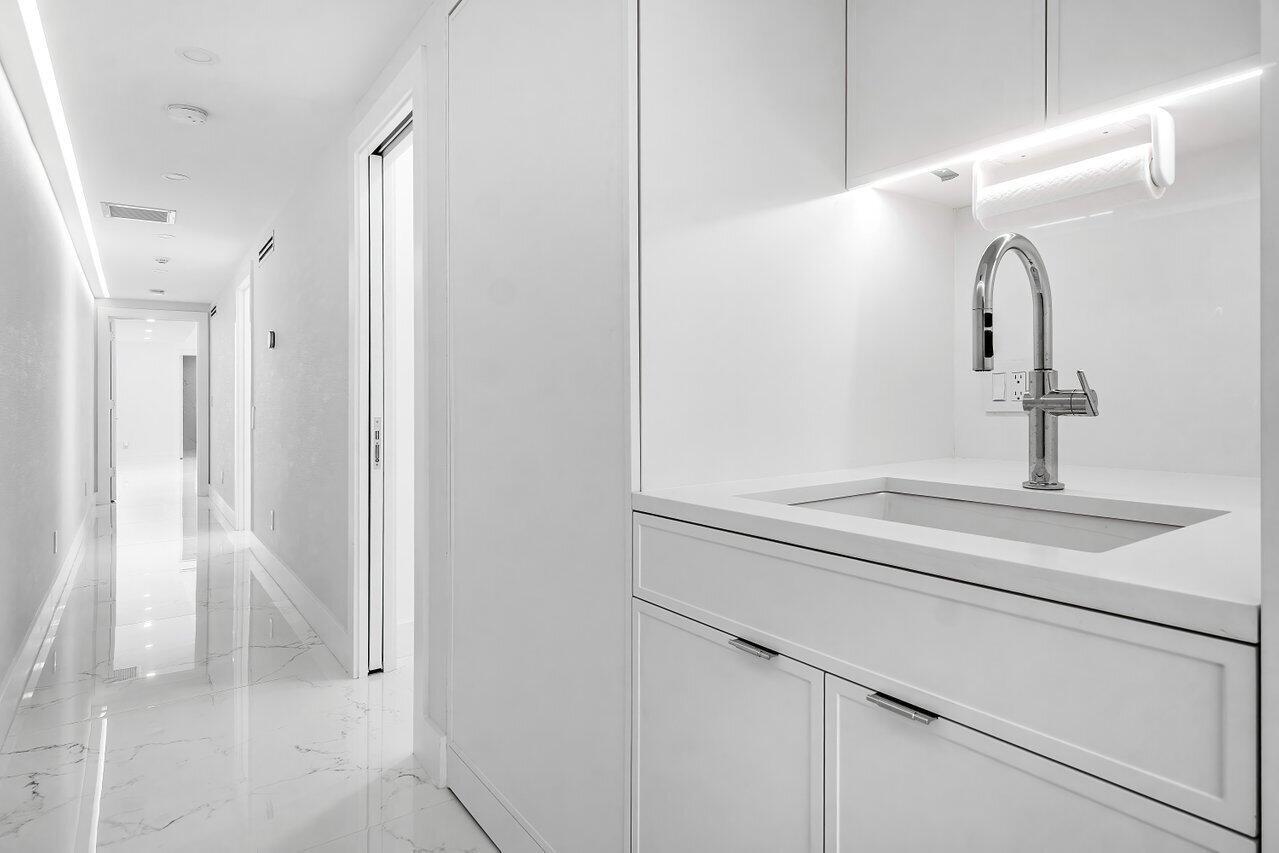 CARLYLE HOUSE CONDO - Residential