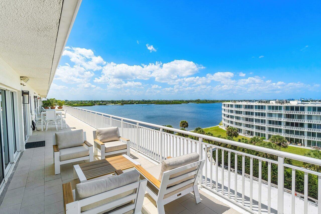 CARLYLE HOUSE CONDO - Residential