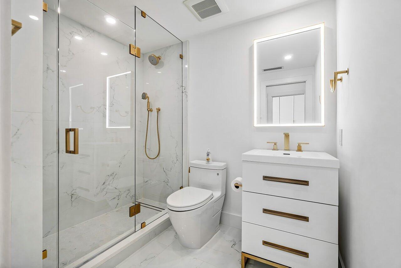 CARLYLE HOUSE CONDO - Residential