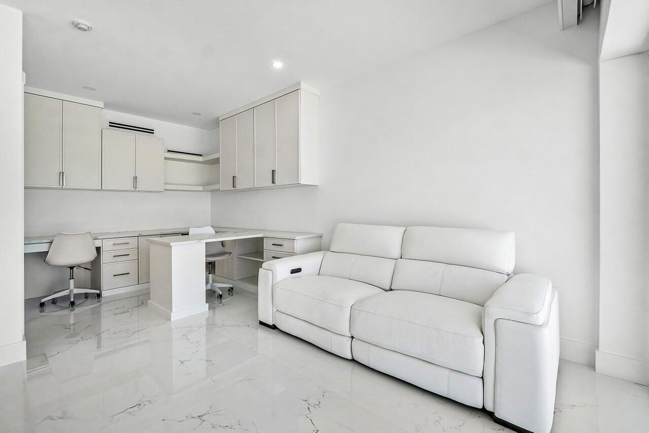 CARLYLE HOUSE CONDO - Residential