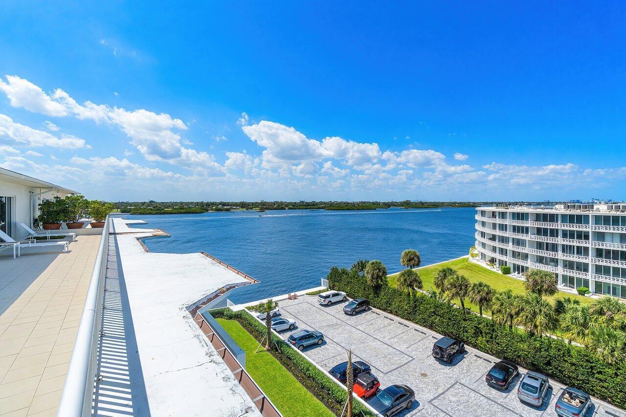 CARLYLE HOUSE CONDO - Residential