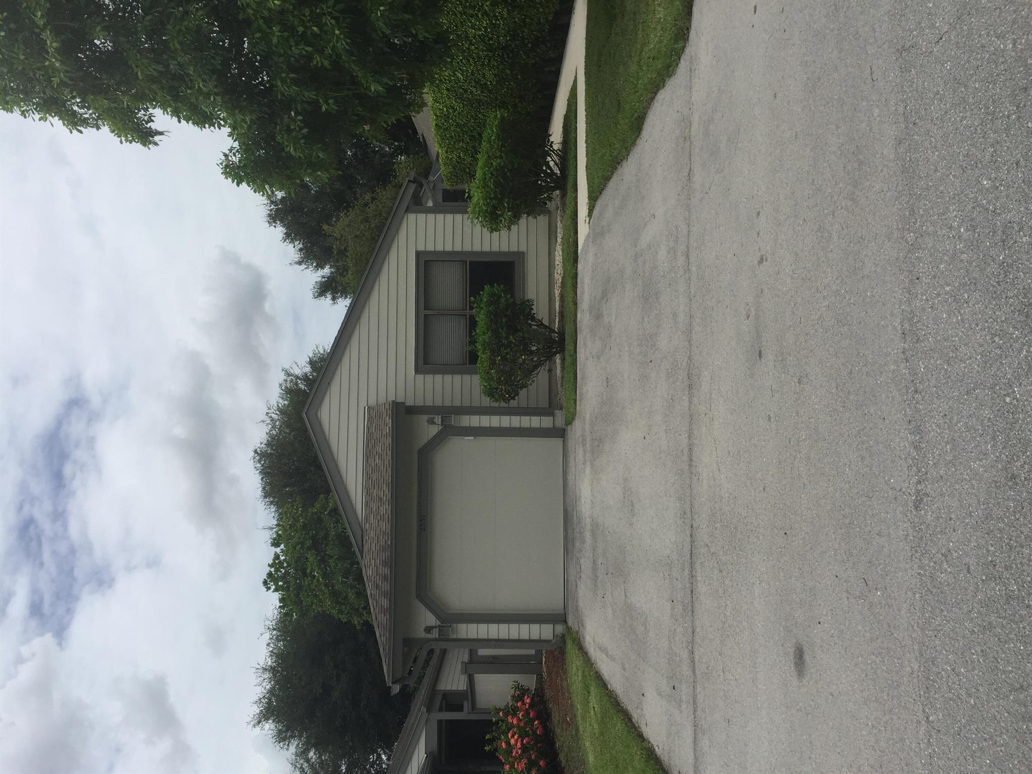 Great seasonal rental close to all of the Equestrian venues, shopping and parks.Community pool.