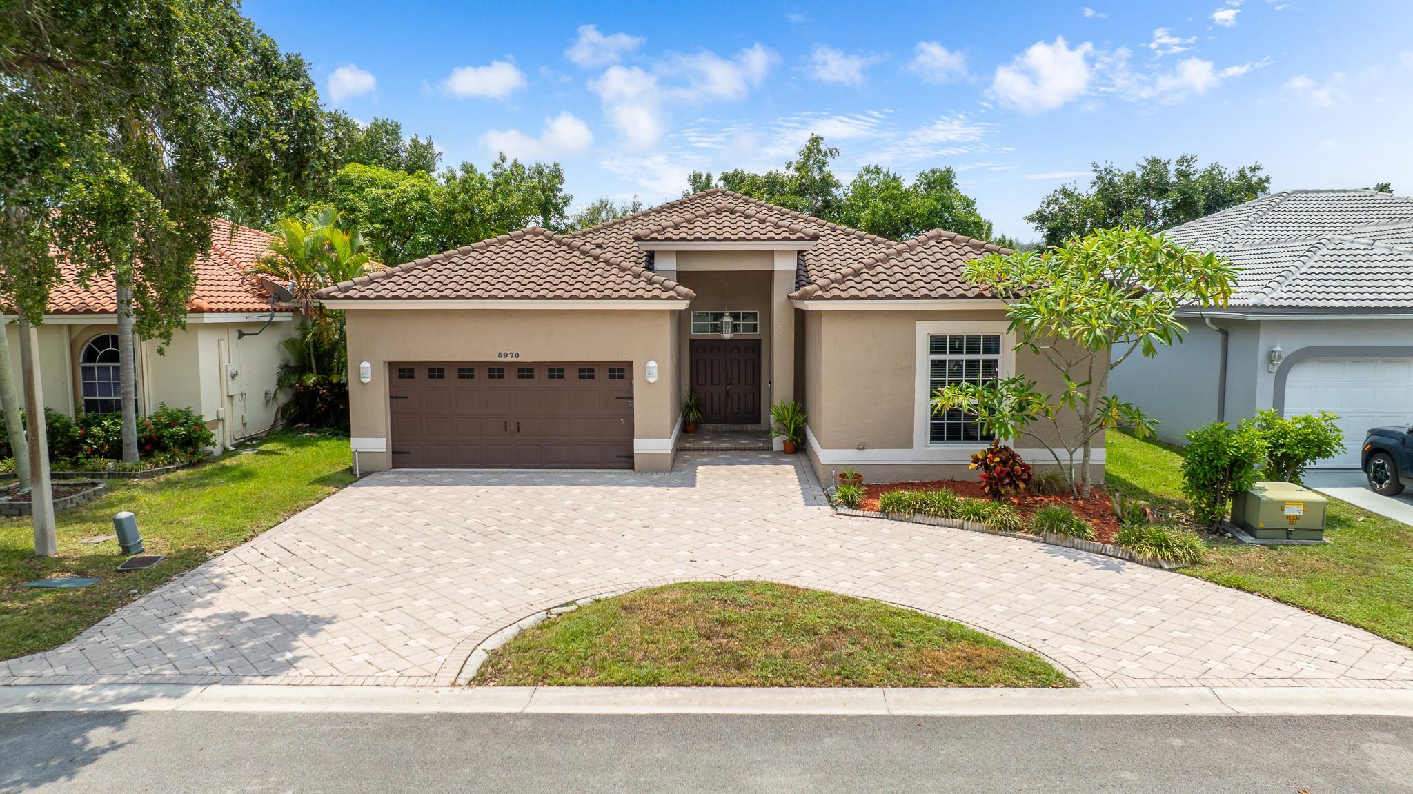 Best value in Parkland! This 4BR/2BA single-story home has 2,565 sq ft of bright, open
living with a split floor plan. Enjoy a large primary suite with his & her closets, plus two
guest bedrooms with a shared bath. The kitchen features granite counters and newer LG
appliances (2022). Major upgrades include a new roof (2022) and new AC (2022). Located
east Parkland, close to top-rated schools, shopping, dining, highways, and Terramar Park.
****** Seller will give credit for new floor *******