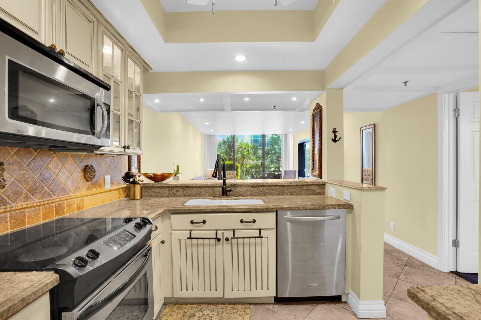 YACHT & RACQUET CLUB OF BOCA RATON CONDO - Residential