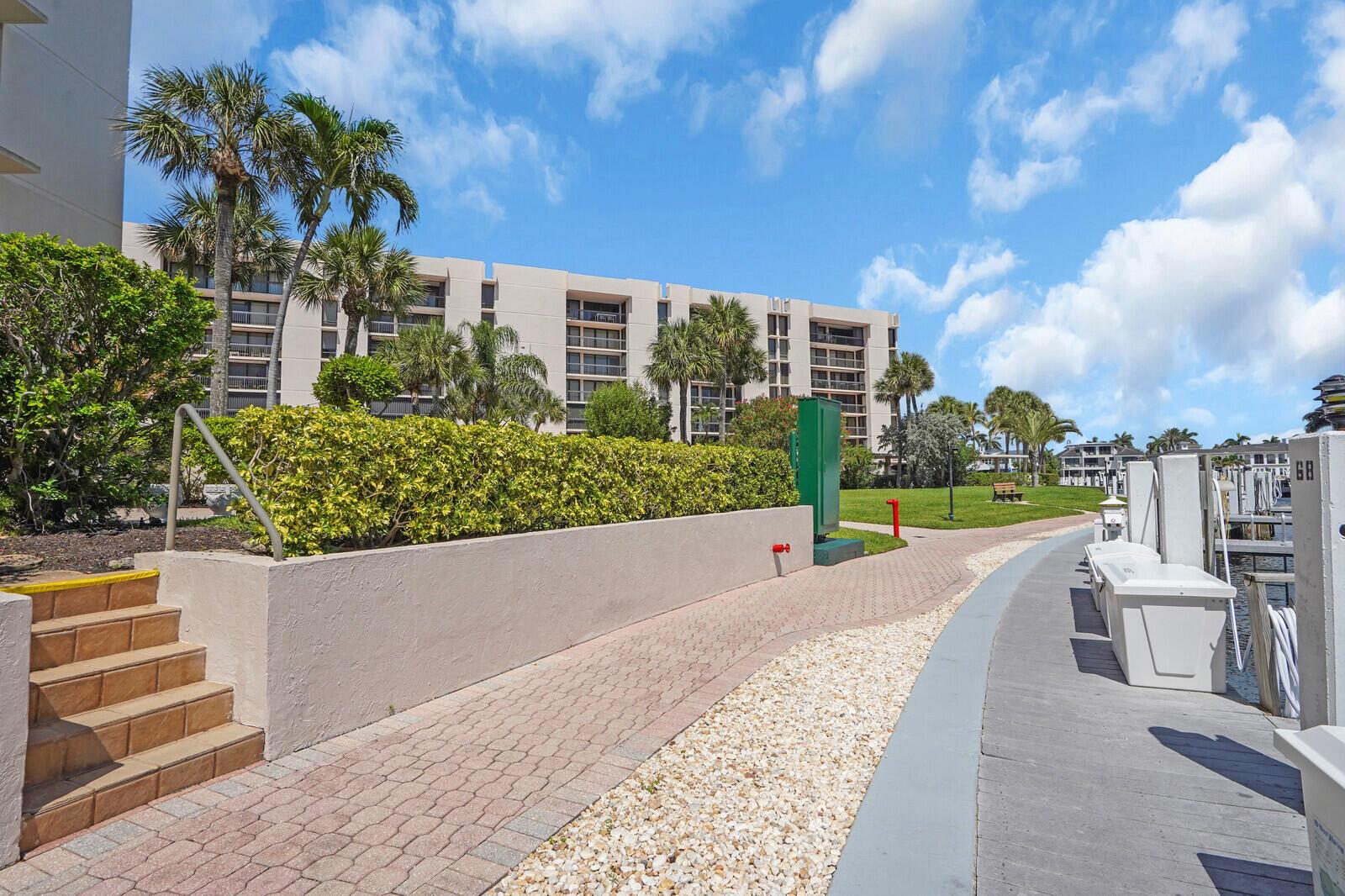 YACHT & RACQUET CLUB OF BOCA RATON CONDO - Residential