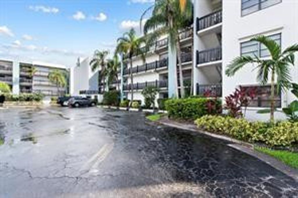 Photo of 1021 Mockingbird Lane #114, Plantation, FL 33324 (MLS # F10552731)