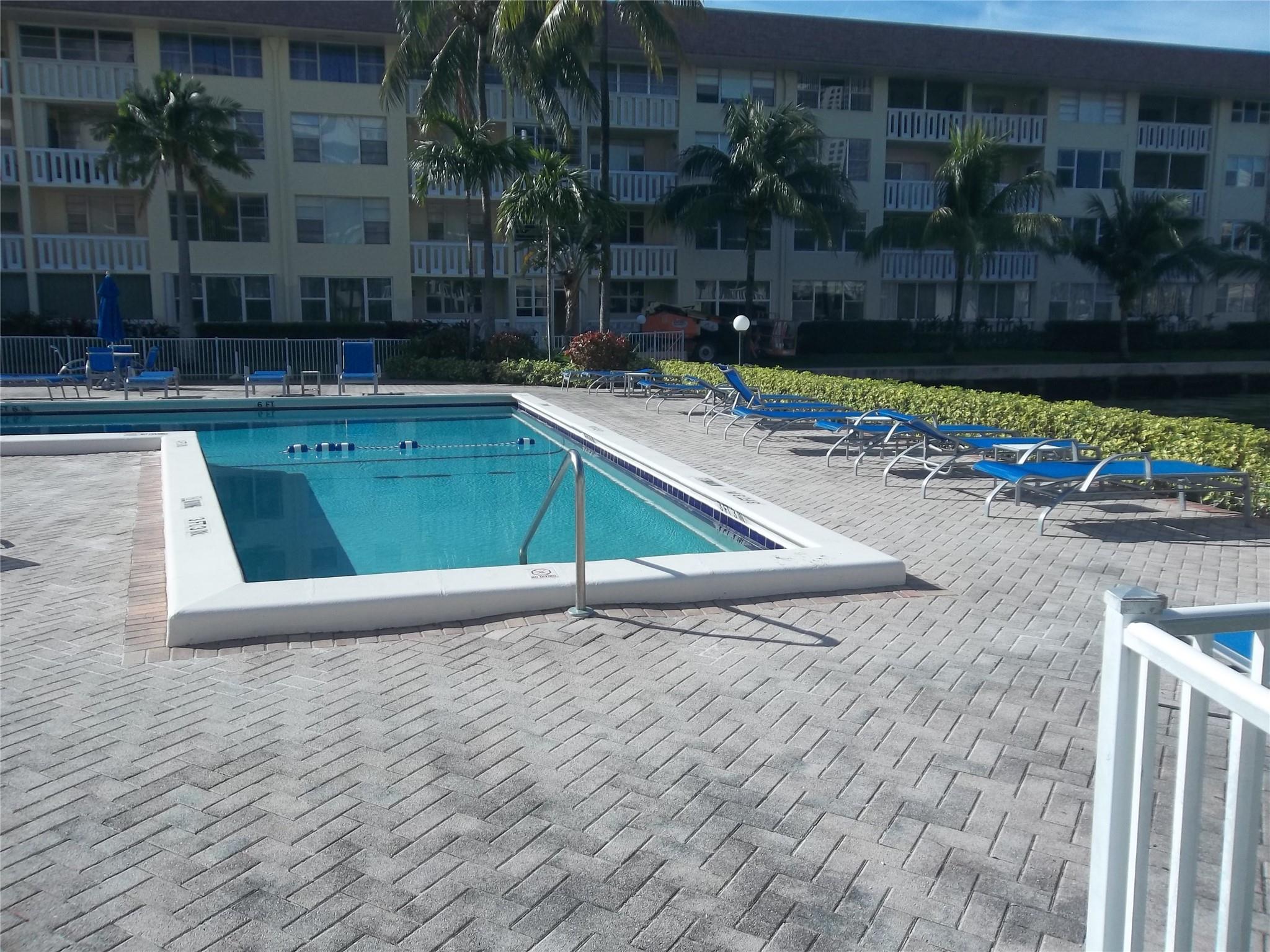 Come live across the street from the Beach. Large one bedroom unit . All ceramic floors. Internet included in rent
