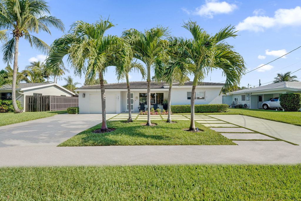 Photo of 381 SE 3rd Street, Pompano Beach, FL 33060 (MLS # B26021448)