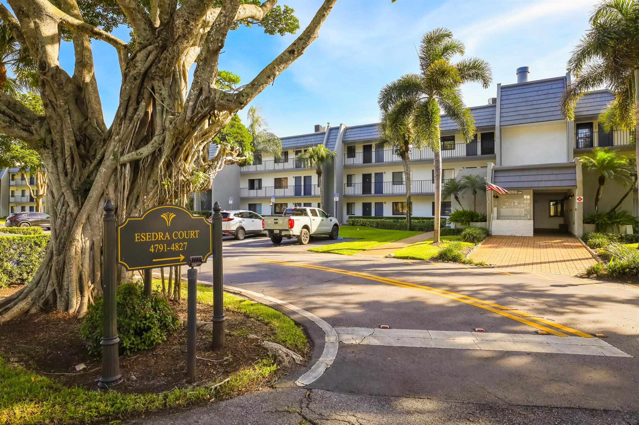 Lovely 2 bedroom open space apartment waiting for you to make it your own.  Brand new A/C.  Located in a prime area of Lake Worth. Conveniently located to entertainment, shopping, restaurants and the beach.