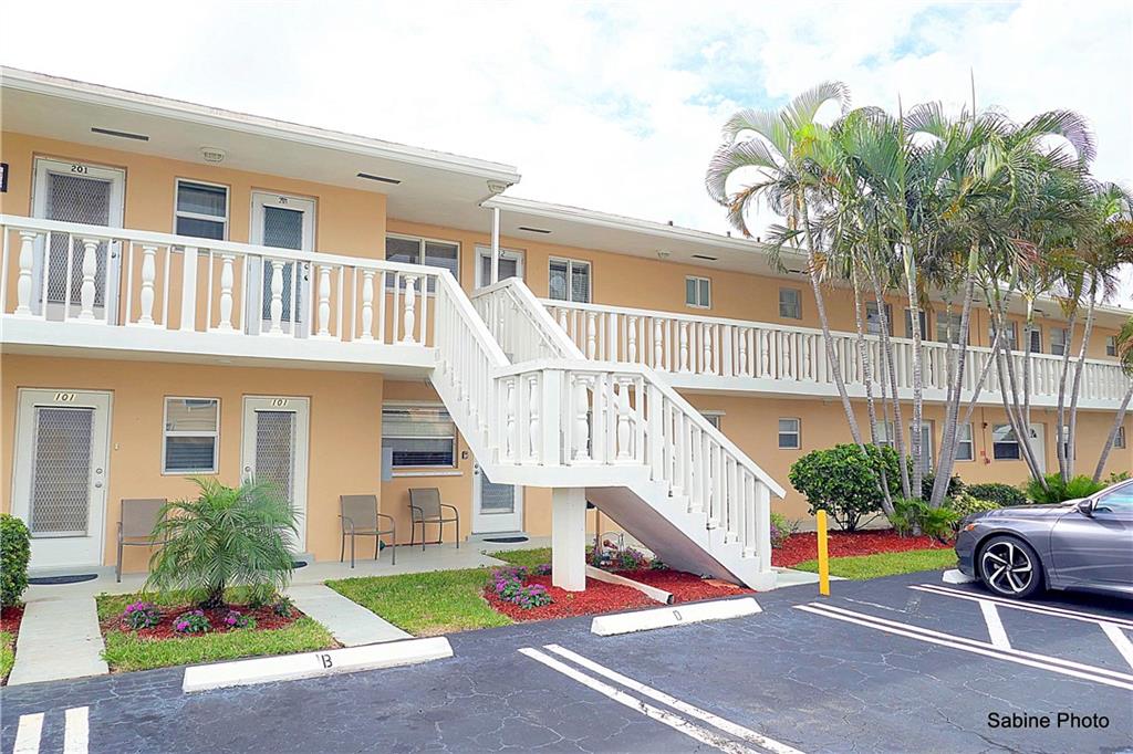 VILLAGE ROYALE CONDO 7 - Residential