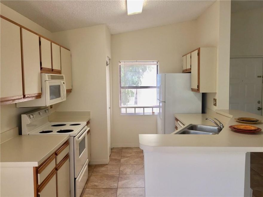 Beautiful 1Bedroom/1 Bath unit in Summerbreeze, located in West Sunrise area.  2nd floor unit with screened balcony.  All ages. Association requires 625 credit score