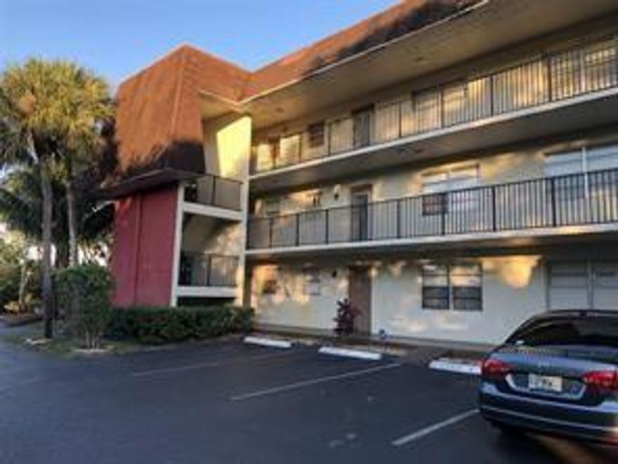 For Rent 2 bedrooms, 2 baths unit . Upgraded kitchen and bathrooms, fresh paint, newer appliances, centrally located- close to business line, shopping, beach and so much more.