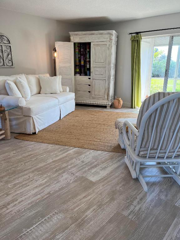 THE LITTLE CLUB CONDO - Residential