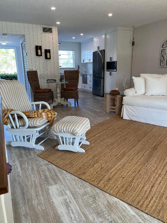 THE LITTLE CLUB CONDO - Residential